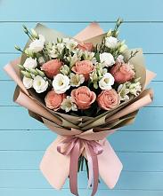 Букет цветов из:  Розы, Альстромерии и Лизиантусы в Орловском Забайкальского края