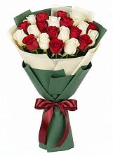 Букет Микс из красных и белых роз в Орловском Забайкальского края