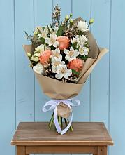 Букет цветов из:  Альстромерии, Лизиантусы, Розы и Хризантемы в Орловском Забайкальского края