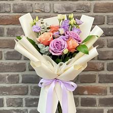 Букет цветов из:  Лизиантусы и Розы в Орловском Забайкальского края