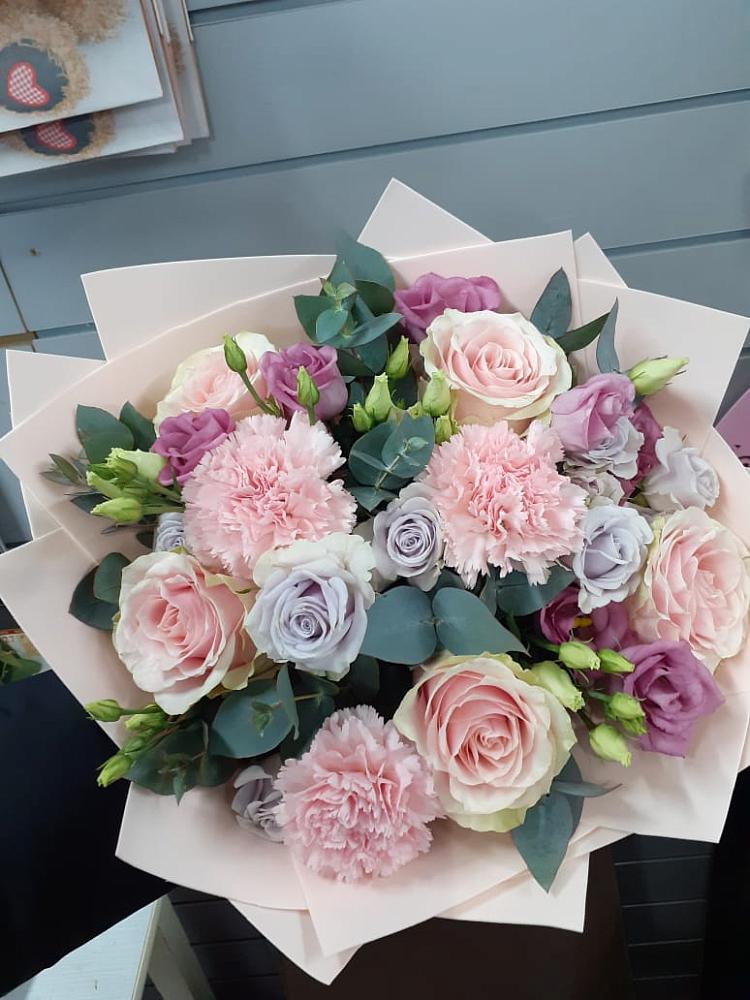 Букет цветов из: Розы, Гвоздики и Лизиантусы в Орловском Забайкальского края